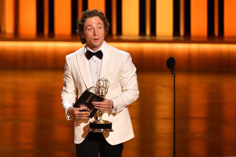 Jeremy Allen White durante los últimos premios Emmy, con la estatuilla que lo consagró como Mejor actor de comedia 