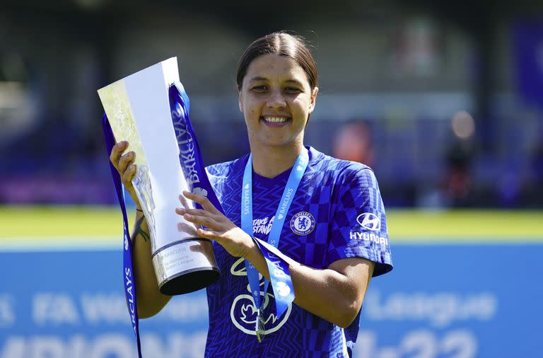 Sam Kerr celebra con el trofeo de la FA Women's Super League, tras la victoria en el Kingsmeadow Stadium de Londres, con dos goles suyos