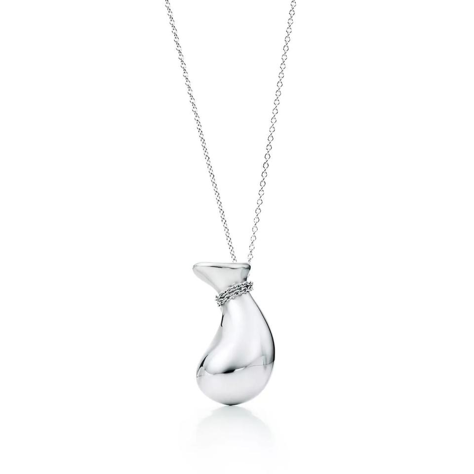 <p><a href="https://www.tiffany.com/jewelry/necklaces-pendants/elsa-peretti-bottle-jug-pendant-27563538/" rel="nofollow noopener" target="_blank" data-ylk="slk:Shop Now;elm:context_link;itc:0;sec:content-canvas" class="link ">Shop Now</a></p><p>Elsa Peretti® Bottle Jug Pendant</p><p>tiffany.com</p><p>$600.00</p>