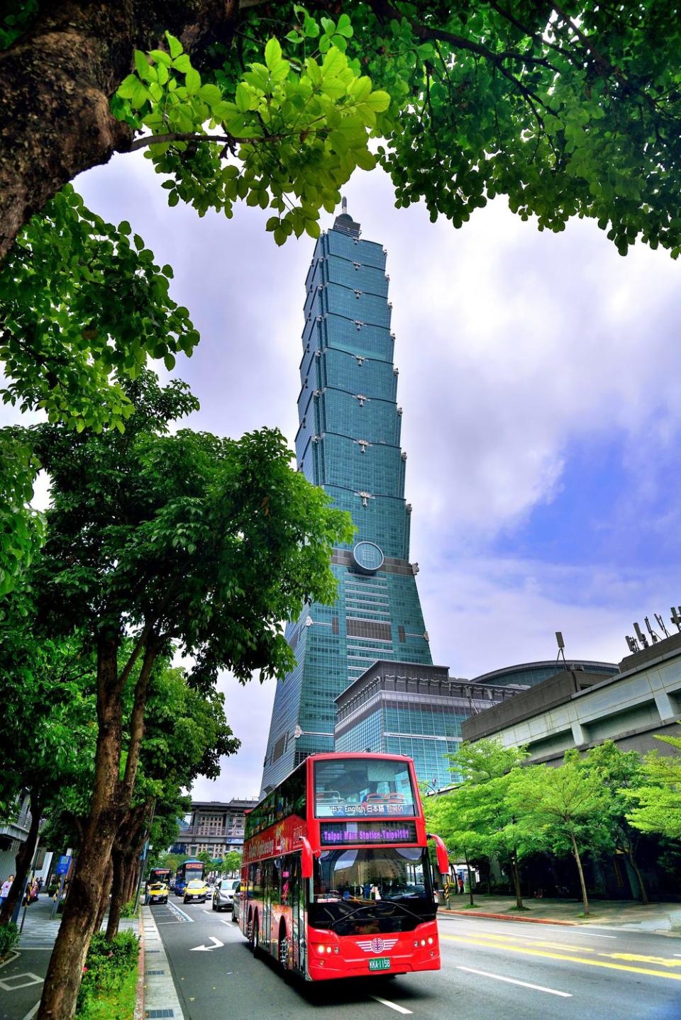 逛101後可以接著搭雙層巴士，從不同以往的角度看台北。 圖：台北市觀傳局／提供