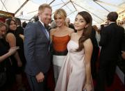 Actors Jesse Tyler Ferguson, Julie Bowen and Sarah Hyland (R) arrive at the 20th annual Screen Actors Guild Awards in Los Angeles, California January 18, 2014. REUTERS/Mario Anzuoni (UNITED STATES - Tags: ENTERTAINMENT) (SAGAWARDS-ARRIVALS)