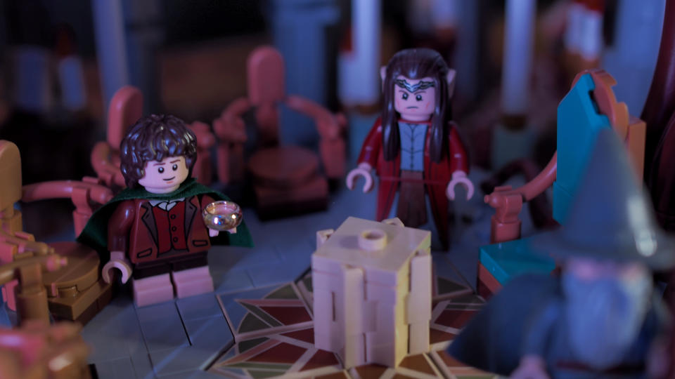 Minifigures of Frodo and Elrond stand before the council plinth, Ring in hand