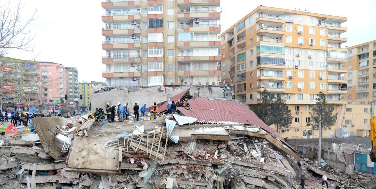 rescue workers and volunteers conduct search and rescue operations in the rubble of a collapsed building, in diyarbakir on february 6 2023 after a magnitude earthquake struck the country's southeast