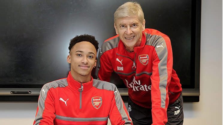 Cohen Bramall mit Arsenal-Coach Arsene Wenger 