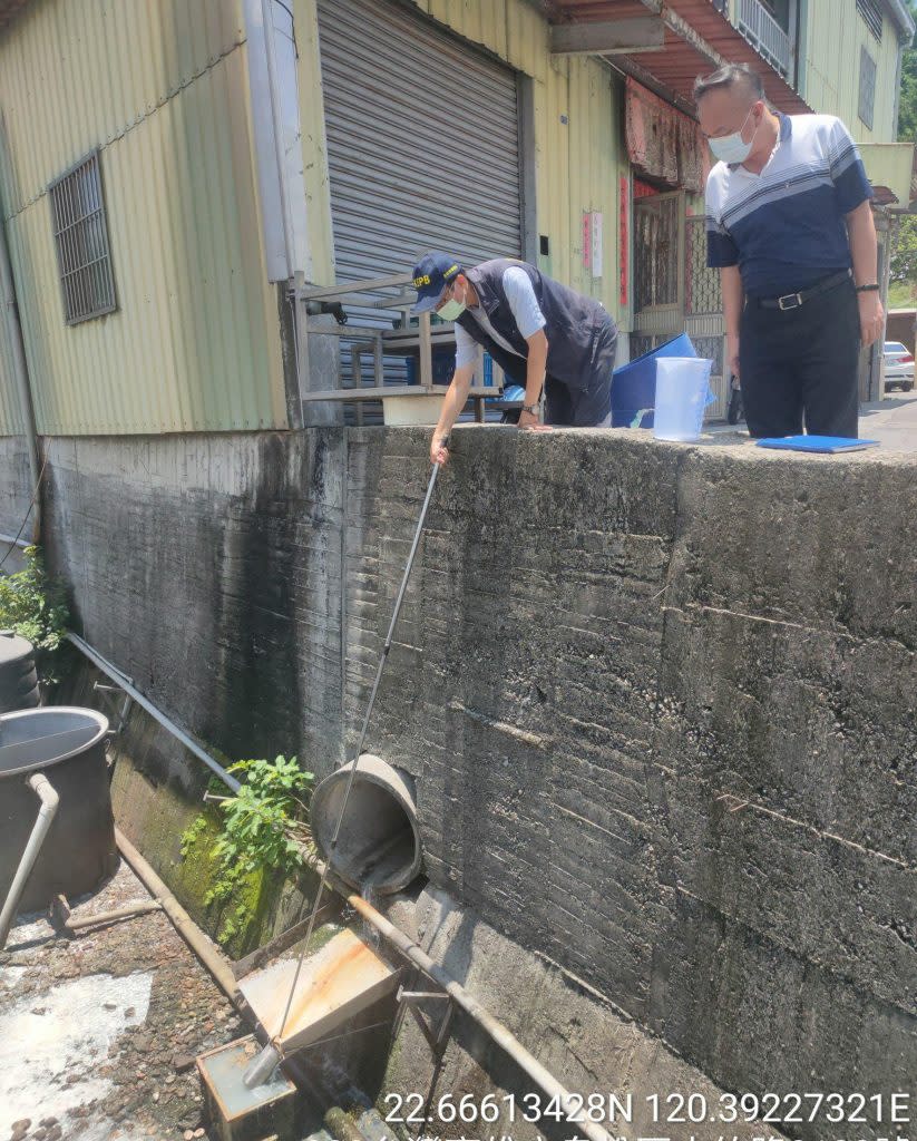 捍衛鳳山溪沿岸環境，環保局連續查獲多起汙染祭出重罰。　（記者王正平翻攝）