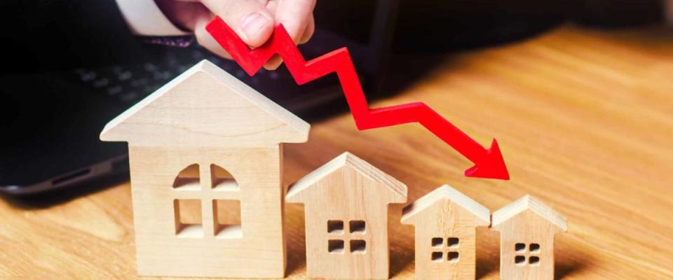 a decline in property prices. population decline. falling interest on the mortgage. reduction in demand for the purchase of housing. low energy efficiency. low prices for public utilities