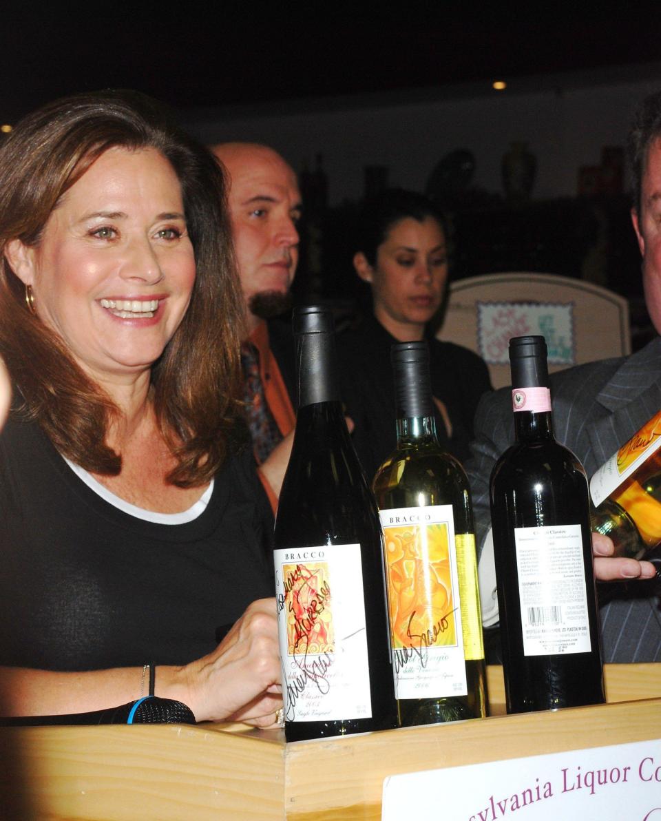 <p>Lorraine Bracco, die durch ihre Rollen in „Goodfellas“ und „The Sopranos“ berühmt wurde, stieg 2006 ins Weingeschäft ein. Ihre Firma „Bracco Wines“ produziert unter anderem Weißweine, die laut Weinkennern nach Zitrus und Fenchel schmecken. (Bild: wenn)</p>