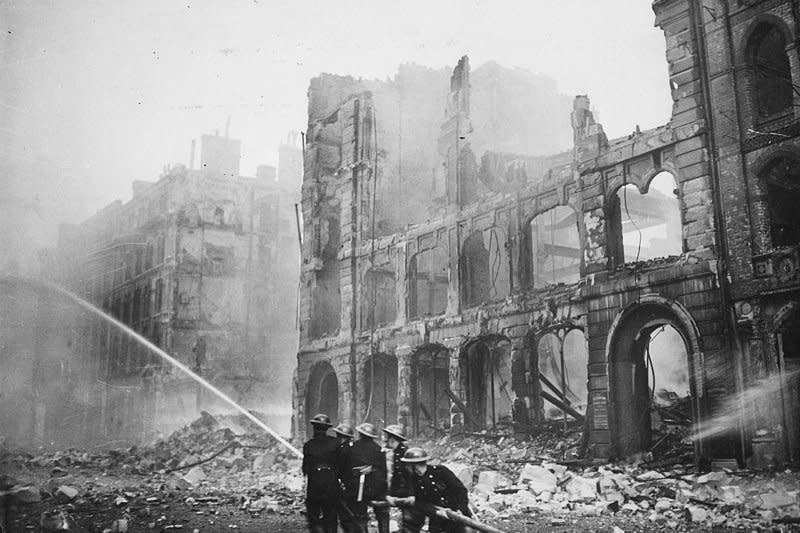 倫敦大轟炸後的慘狀。（維基百科／public domain）