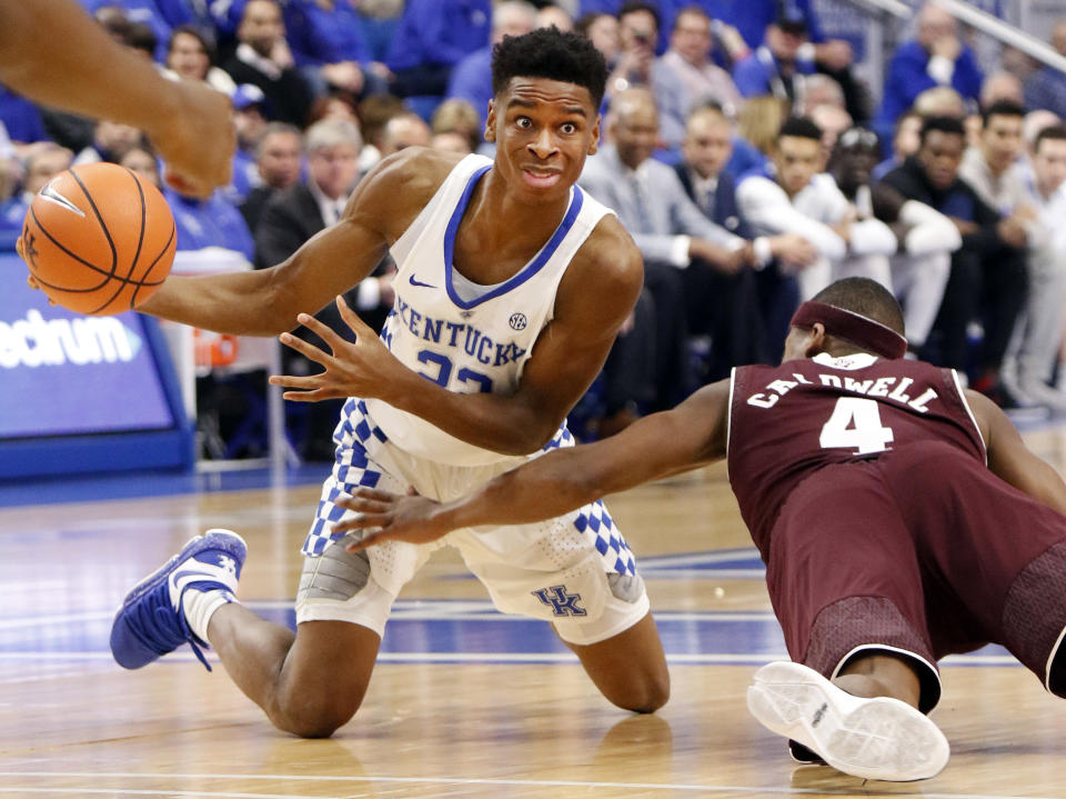 Kentucky’s Shai Gilgeous-Alexander, left, looks for a teammate while pressured by Texas A&M’s JJ Caldwell during the first half of an NCAA college basketball game, Tuesday, Jan. 9, 2018, in Lexington, Ky. (AP Photo/James Crisp)