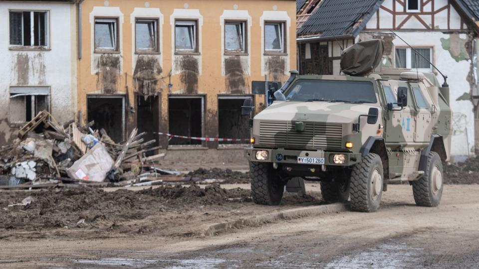 Ein Dingo der Bundeswehr fährt durch die nach der Hochwasserkatastrophe zerstörten Straßen in Altenahr (Rheinland-Pfalz).