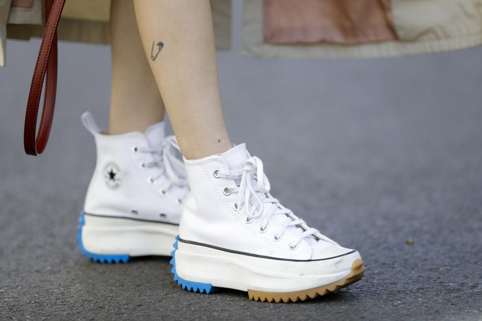 Muchas zapatillas, especialmente las Converse, cuentan con dos agujeros laterales que parecen no tener ninguna utilidad. Sin embargo, sirven para que pases el cordón por ellos y logres un mejor ajuste en el pie. (Foto: Getty Images).