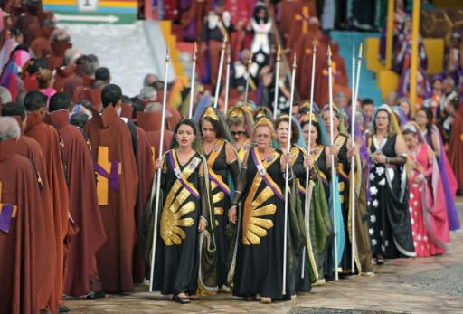 Female Vale do Amanecer wear colorful dresses and veils that shine under the sun, while men don Roman-style capes