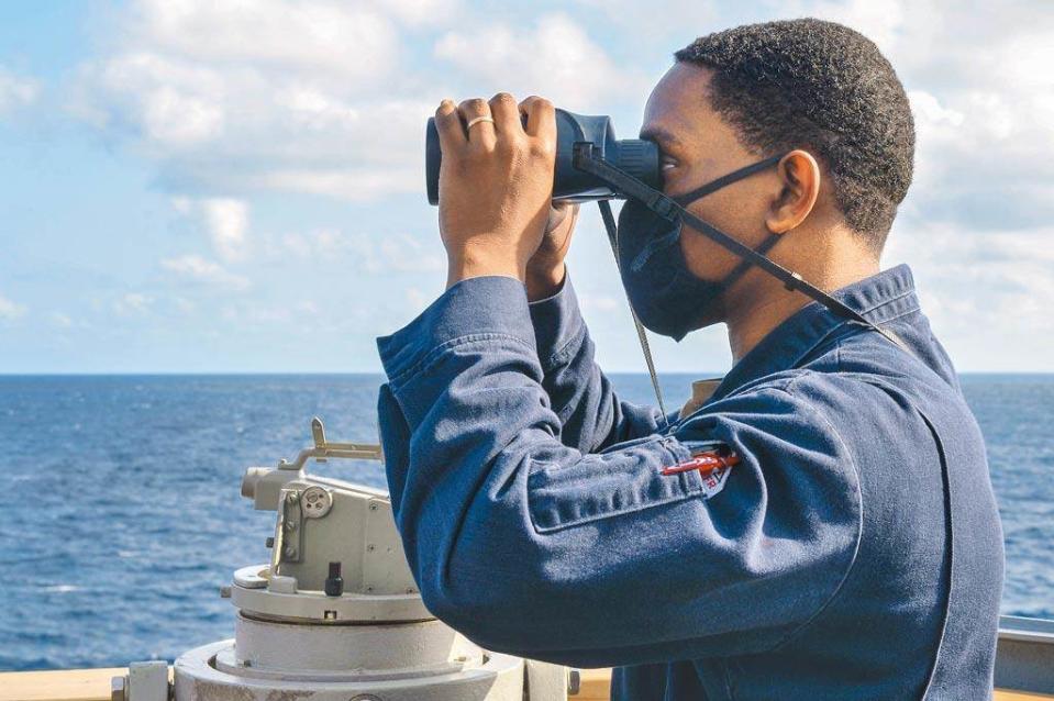 美國海軍第七艦隊USS拉塞爾號，17日在南沙島嶼海域進行自由航行任務。（摘自美國海軍第七艦隊）