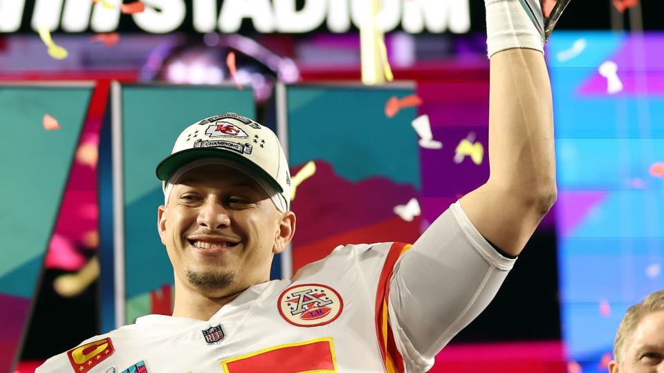 patrick mahomes holding up the super bowl trophy