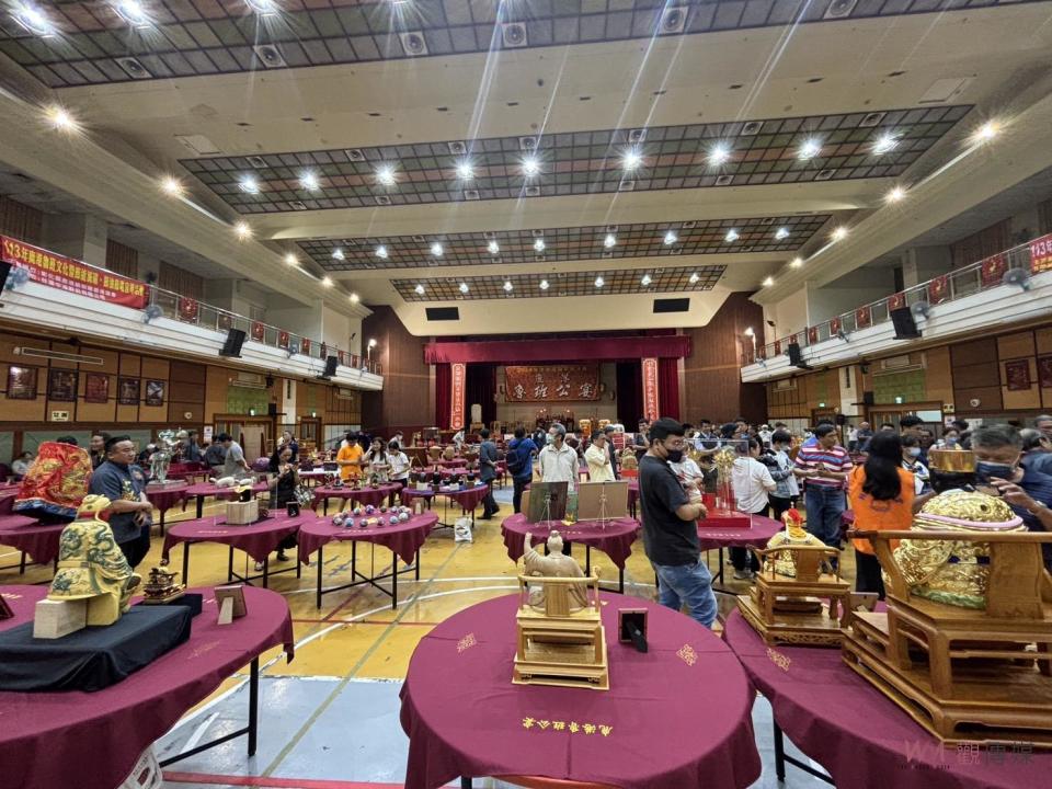 ▲113年鹿港魯班公宴在亞太鹿港渡假村舉行，超過500件工藝作品以其獨特的「看桌」形式展示，展現出台灣傳統工藝的深邃與藝術性。（記者陳雅芳攝）