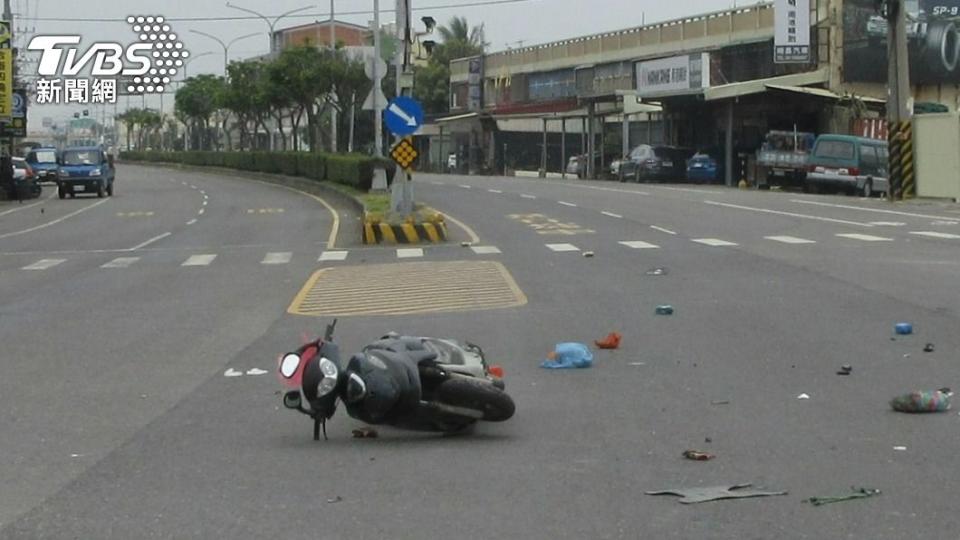 男騎士的機車零件和私物四散。（圖／TVBS）