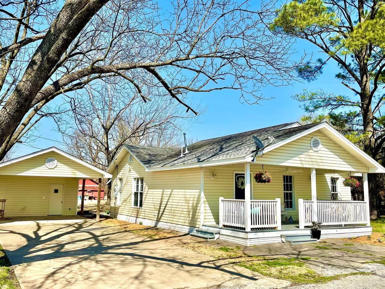 The 2-Bedroom Cottage with a Spacious Porch