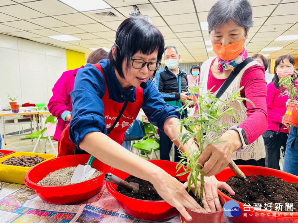 ▲長青中心關訪獨居長輩，志工教育訓練「送綠到家」課程，教導志工用園藝來帶領長輩參加活動。