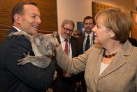 Und Angela Merkel wollte sowieso lieber nur streicheln. (Bild: Andrew Taylor/G20 Australia via Getty Images)