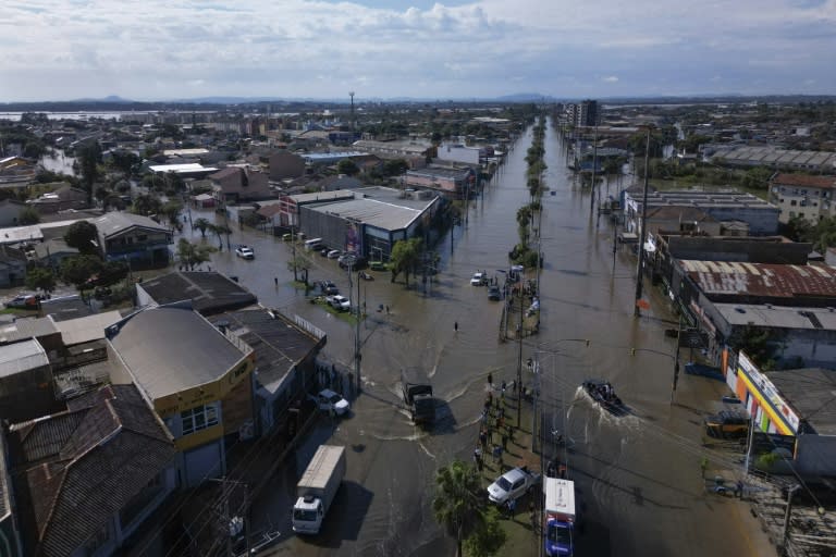 Vista aérea de las calles inundadas durante una operación de rescate en el barrio de Sarandi, en Porto Alegre, estado de Rio Grande do Sul, Brasil, el 5 de mayo de 2024 (Florian PLAUCHEUR)