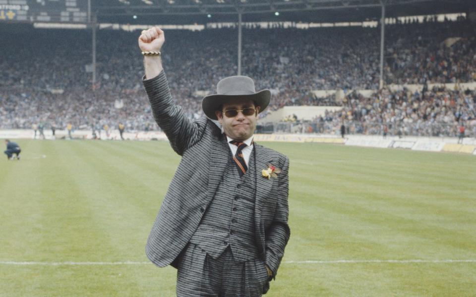 Seit seiner Kindheit leidet und fiebert Elton John mit dem Watford F.C. mit. Und nicht nur das: Zweimal führte und besaß er den Verein, von 1976 bis 1987 sowie von 1997 bis 2002. Unter seiner Ägide erreichte Watford sogar das englische Pokalfinale 1984 im Wembley-Stadion, wo man allerdings 2:0 verlor. Ein Jahr zuvor wurde sein Team Zweiter in der ersten Liga. (Bild: Fox Photos/Hulton Archive/Getty Images)
