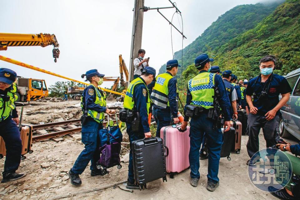 鐵路警察協助將乘客遺留在車廂內的行李箱搬出