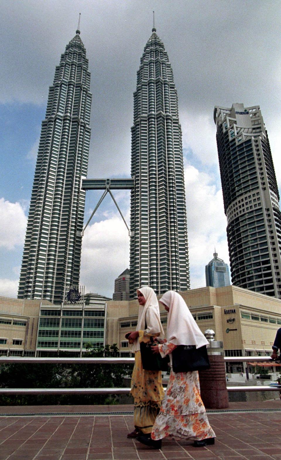 Torres Petronas, en Kuala Lumpur, Malasia, es el sexto edificio más alto del mundo, con 452 metros (1,483 pies) y 88 pisos cada una. AP Photo/Andy Wong