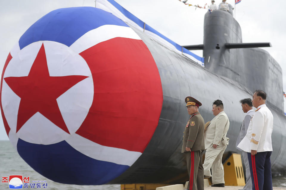 En esta imagen, proporcionada por el gobierno de Corea del Norte, el líder norcoreano, Kim Jong Un (segundo por la izquierda), observa lo que dicen es un nuevo submarino nuclear, el "héroe Kim Kun Ok", en un lugar no especificado del país, el 6 de septiembre de 2023. (Agencia Central de Noticias de Corea/Korea News Service vía AP)