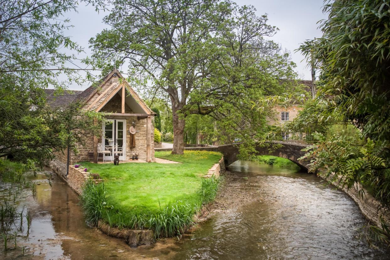 Stay on your own private tiny island in the Cotswolds at dog-friendly Filly Island