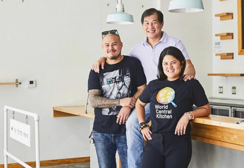 Nando, Fernando y Val Chang, quienes abrieron Itamae como mostrador dentro del antiguo salón de comidas St. Roch (ahora MIA Market) en 2018.