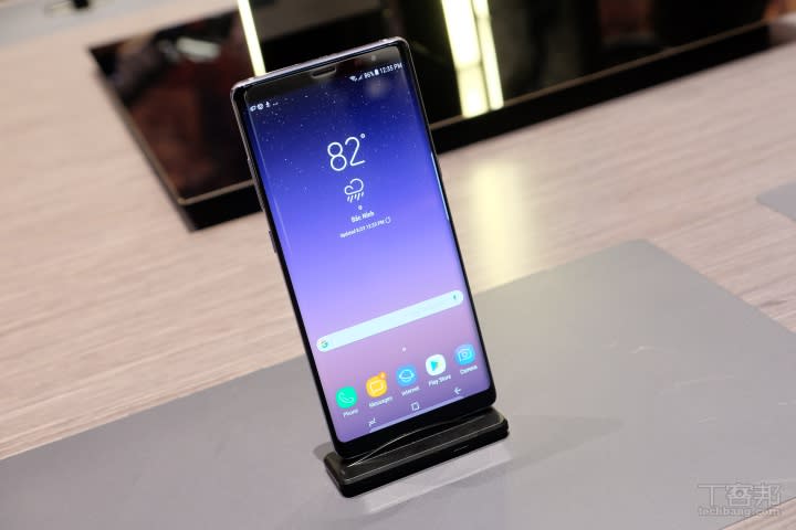 三星 Galaxy Note 8 採用 6.3 吋 Super AMOLED 大螢幕，螢幕比例為 18.5:9。