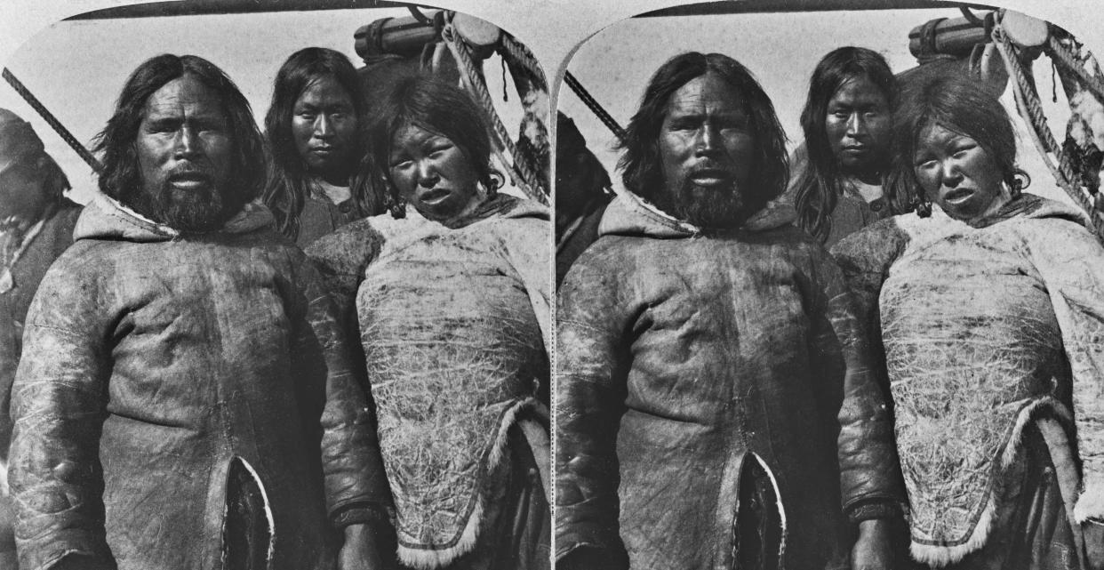 Imagen estereoscópica que muestra a los inuit vistiendo ropa confeccionada con pieles de animales, en Cabo York, en el norte de la Bahía de Baffin, Groenlandia, alrededor de 1902. (Foto de Underwood & Underwood/Graphic House/Archive Photos/Getty Images)