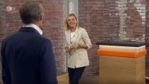 <p>Da der Verkäufer gerne eine Schnapszahl erzielen wollte, bekam Lisa Nüdling das Set für 555 Euro: "Irres Teil! Vielen, vielen Dank!" (Bild: ZDF)</p> 