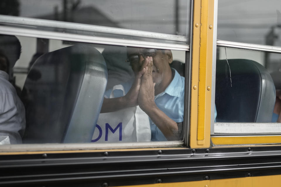 Isaías Ruiz hace un gesto desde un autobús después de ser liberado de una cárcel nicaragüense y aterrizar en el aeropuerto de la Ciudad de Guatemala, el jueves 5 de septiembre de 2024. (AP Foto/Moisés Castillo)