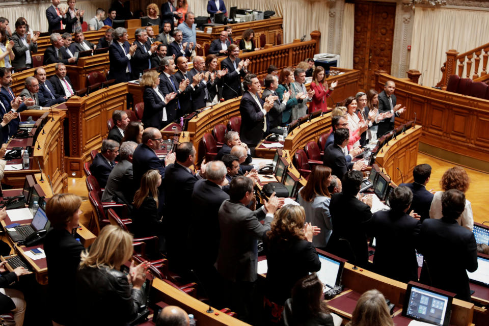 <p>Applaus im portugiesischen Parlament: Die Abgeordneten stimmten über vier umstrittene Gesetzesentwürfe zur Legalisierung der Sterbehilfe ab. Die Vorlagen scheiterten knapp an 115 Nein-Stimmen gegenüber 110 Ja-Stimmen. (Bild: Reuters) </p>