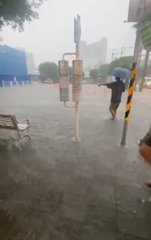 豪雨炸新北 鶯歌火車站外淹水 午後對流發展旺盛，新北市鶯歌火車站外積水，民眾 驚呼水像浪一般打上人行道。 （民眾提供） 中央社記者高華謙傳真 112年8月10日 