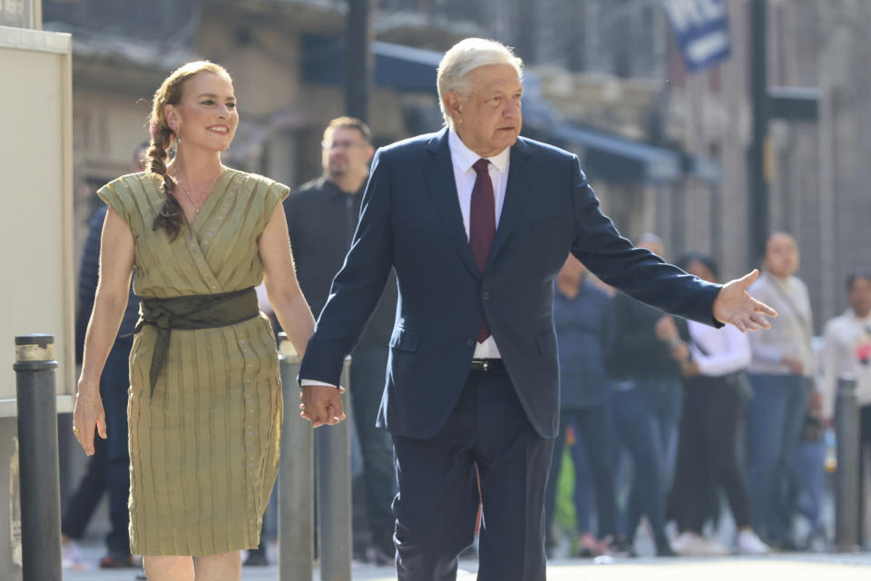 El presidente saliente Andrés Manuel López Obrador y la primera dama Beatriz Gutiérrez Müller llegan a votar durante las elecciones generales en la Ciudad de México, el domingo 2 de junio de 2024. (AP Foto/Ginnette Riquelme)