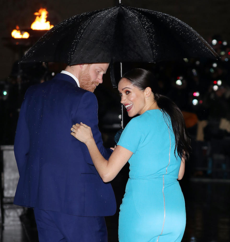 <a href="https://www.elle.fr/People/La-vie-des-people/News/Meghan-Markle-son-grand-retour-apres-le-scandale#xtor=AL-541" rel="nofollow noopener" target="_blank" data-ylk="slk:Voir la suite des photos sur ELLE.fr;elm:context_link;itc:0;sec:content-canvas" class="link ">Voir la suite des photos sur ELLE.fr</a><br><h3> A lire aussi </h3><ul><li><a href="https://www.elle.fr/People/La-vie-des-people/News/Meghan-Markle-pourquoi-Disney-ne-veut-pas-d-elle-3859868#xtor=AL-541" rel="nofollow noopener" target="_blank" data-ylk="slk:Meghan Markle : pourquoi Disney ne veut pas d’elle;elm:context_link;itc:0;sec:content-canvas" class="link ">Meghan Markle : pourquoi Disney ne veut pas d’elle</a></li><li><a href="https://www.elle.fr/People/La-vie-des-people/News/Meghan-Markle-et-Harry-ce-choix-qui-fait-de-la-peine-a-la-famille-royale-3859297#xtor=AL-541" rel="nofollow noopener" target="_blank" data-ylk="slk:Meghan Markle et Harry : ce choix qui fait de la peine à la famille royale;elm:context_link;itc:0;sec:content-canvas" class="link ">Meghan Markle et Harry : ce choix qui fait de la peine à la famille royale</a></li><li><a href="https://www.elle.fr/People/La-vie-des-people/News/Meghan-Markle-enceinte-de-son-2e-enfant-la-folle-rumeur-du-moment-3858643#xtor=AL-541" rel="nofollow noopener" target="_blank" data-ylk="slk:Meghan Markle enceinte de son 2e enfant : la folle rumeur du moment !;elm:context_link;itc:0;sec:content-canvas" class="link ">Meghan Markle enceinte de son 2e enfant : la folle rumeur du moment !</a></li><li><a href="https://www.elle.fr/People/La-vie-des-people/News/Le-pere-de-Meghan-Markle-pousse-un-enieme-coup-de-gueule-3858267#xtor=AL-541" rel="nofollow noopener" target="_blank" data-ylk="slk:Le père de Meghan Markle pousse un énième coup de gueule;elm:context_link;itc:0;sec:content-canvas" class="link ">Le père de Meghan Markle pousse un énième coup de gueule</a></li><li><a href="https://www.elle.fr/Astro/Horoscope/Quotidien#xtor=AL-541" rel="nofollow noopener" target="_blank" data-ylk="slk:Consultez votre horoscope sur ELLE;elm:context_link;itc:0;sec:content-canvas" class="link ">Consultez votre horoscope sur ELLE</a></li></ul>