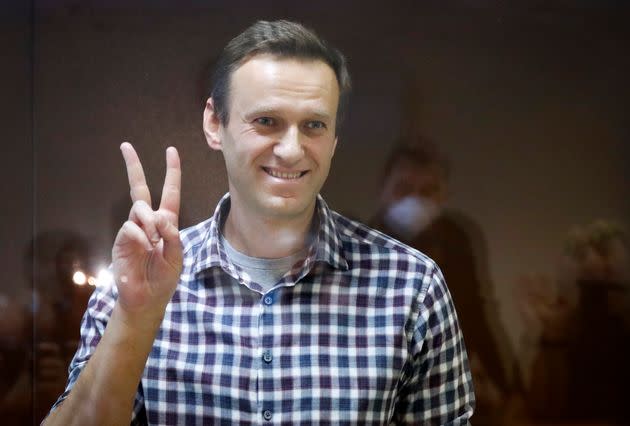 ARCHIVO - En esta foto de archivo del 20 de febrero de 2021, el líder opositor ruso Alexei Navalny hace un gesto desde la jaula de los acusados en la corte distrital Babuskinsky en Moscú, Rusia. La Unión Europea otorgó su máximo galardón en derechos humanos, el premio Sajarov, a Navalny el miércoles 20 de octubre de 2021. (AP Foto/Alexander Zemlianichenko, file) (Photo: via Associated Press)