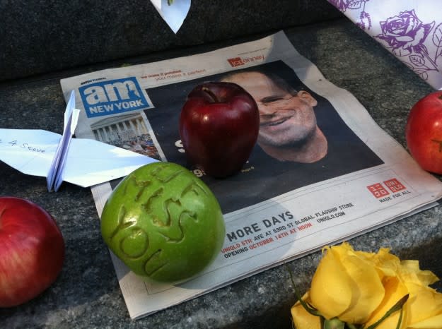 At 5th Avenue Apple Store, fans and passersby remember Steve Jobs