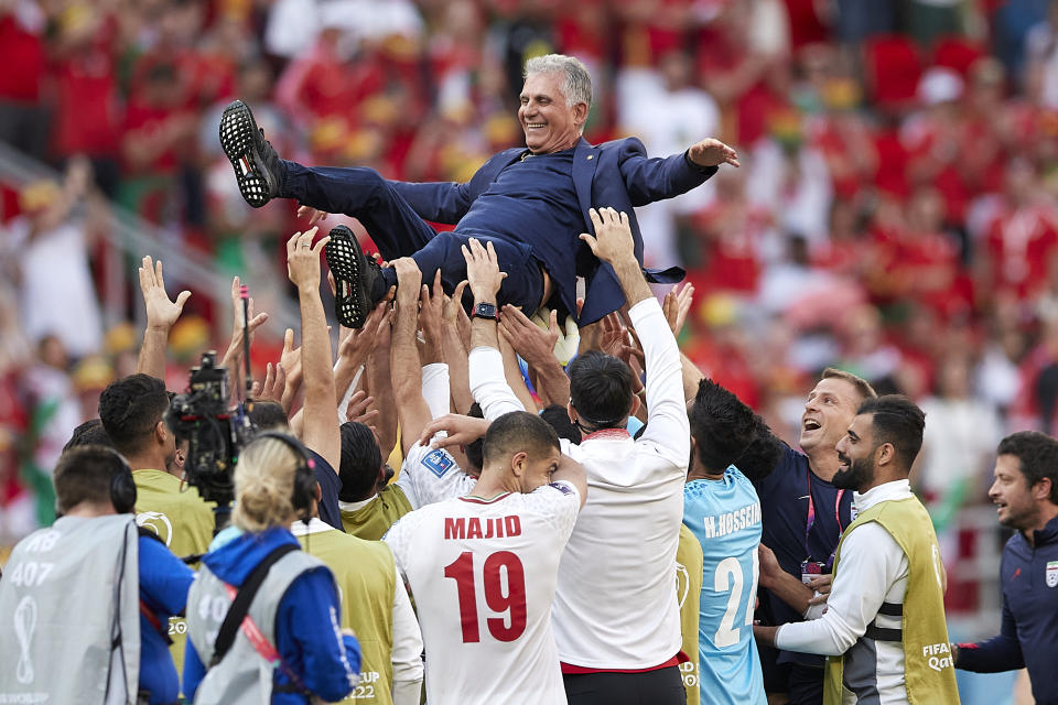 Carlos Queiroz, entrenador de Irán, salió ovacionado por sus propios jugadores en la victoria de Irán contra Gales (Foto: Juan Luis Diaz/Quality Sport Images/Getty Images)