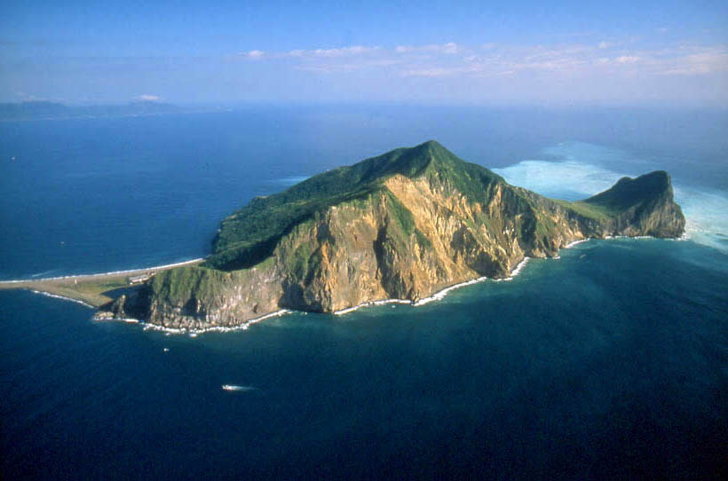 花蓮今（3）天上午發生規模7.2強震，龜山島傳出「龜頭」斷裂災情。不過，東北角國家風景區管理處澄清地震僅造成小部分崩落。（圖：觀光署提供）