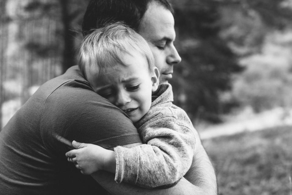 Decir a un niño que su problema es una tontería no lo ayudará a tomar perspectiva, tan solo servirá para que se sienta más solo e incomprendido. [Foto: Getty Images]