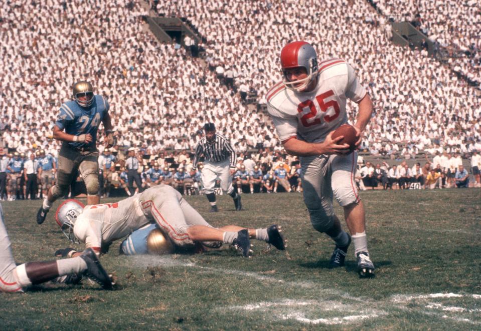 LOS ANGELES, CA - OCTOBER 6:  John Mummey #25 of the Ohio State Buckeyes runs with the ball during an NCAA game against the UCLA Bruins on October 6, 1962 at the Los Angeles Memorial Coliseum in Los Angeles, California.  (Photo by Hy Peskin/Getty Images) (Set Number: X8760)