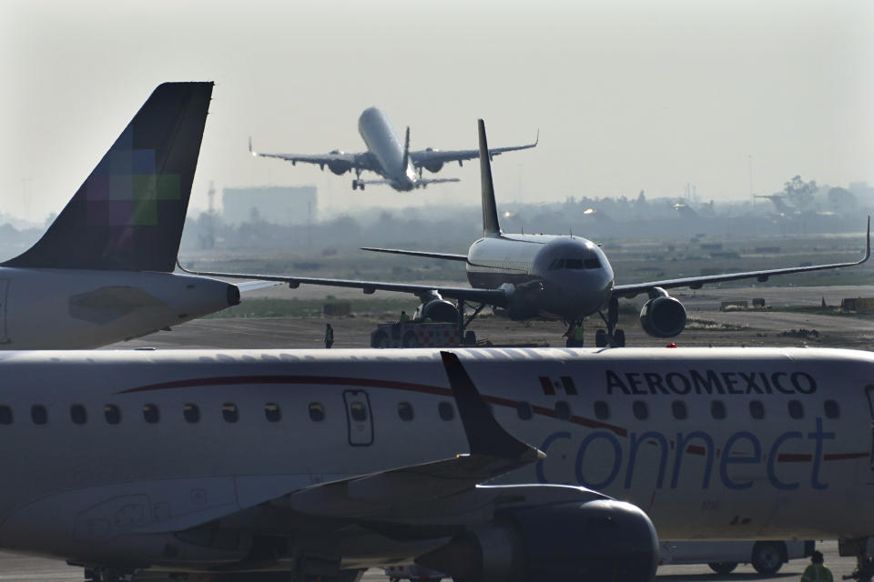 ARCHIVO - Aviones de pasajeros despegan del Aeropuerto Internacional Benito Juárez en la Ciudad de México, el 12 de mayo de 2022. La Armada, que se hizo cargo de la seguridad en el aeropuerto internacional hace más de un año, tendrá el control de todo lo demás, desde aduanas e inmigración, hasta el manejo del equipaje y la limpieza de los baños. (Foto AP/Marco Ugarte, Archivo)