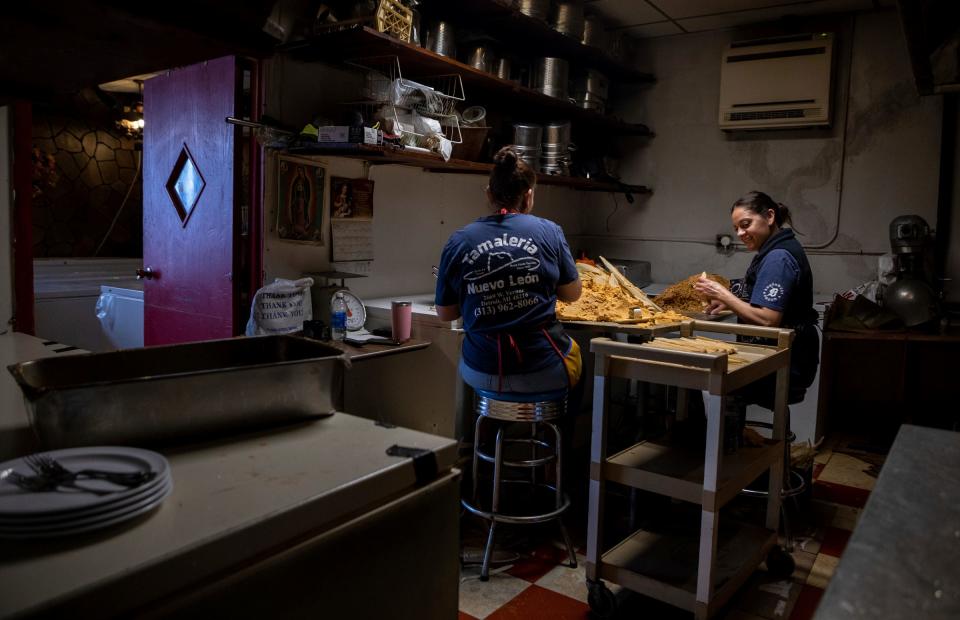 Erika Ramírez (izq.) y Deyla Ramírez, empleadas de Tamalería Nuevo León, preparan tamales dentro del negocio en el suroeste de Detroit el jueves 2 de marzo de 2023.