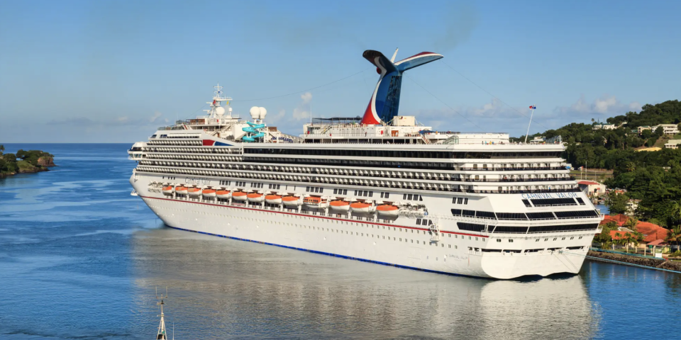 Dass Passagiere von Kreuzfahrtschiffen, wie hier der Carnival Valor, ins Meer stürzen, sei eher unwahrscheinlich, sagen Experten. - Copyright: ATGImages/Shutterstock