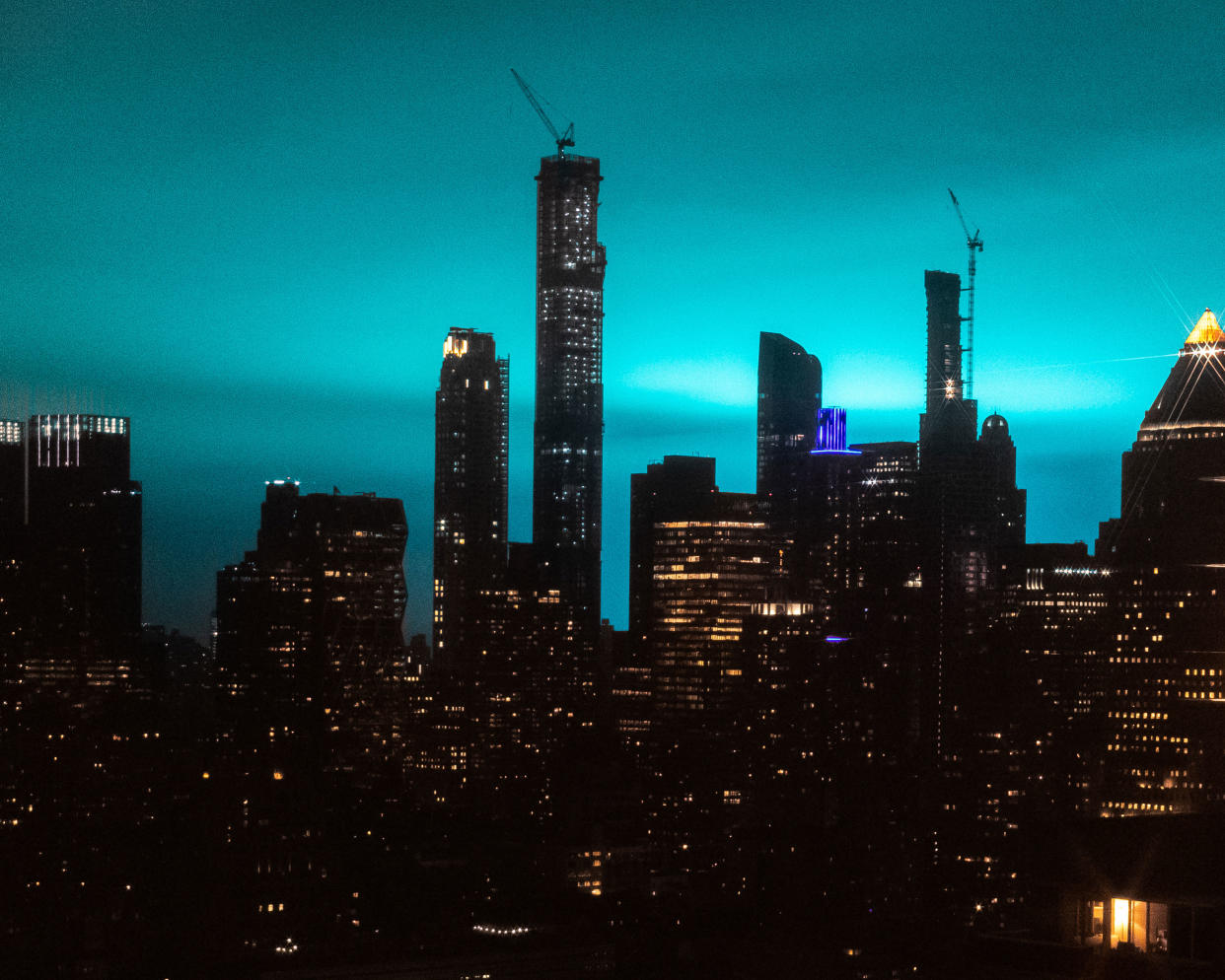 Aufgrund einer Explosion in einem New Yorker Elektrizitätswerk erstrahlte der Nachthimmel über der Millionenstadt zeitweise türkisblau. (Bild: Getty Images)