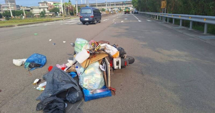 苗栗女騎士路口擦撞小貨車，機車上物品散落一地。（圖／翻攝畫面）