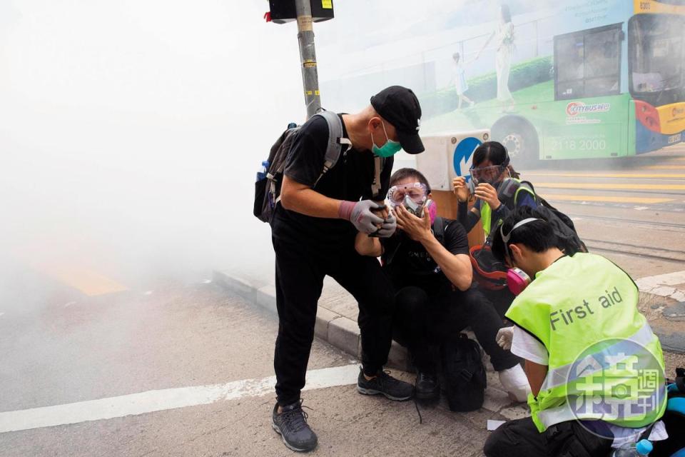 9月29日的街頭鎮壓，警方使用比往日更濃、更嗆的催淚彈，急救人員忙著到處救人。